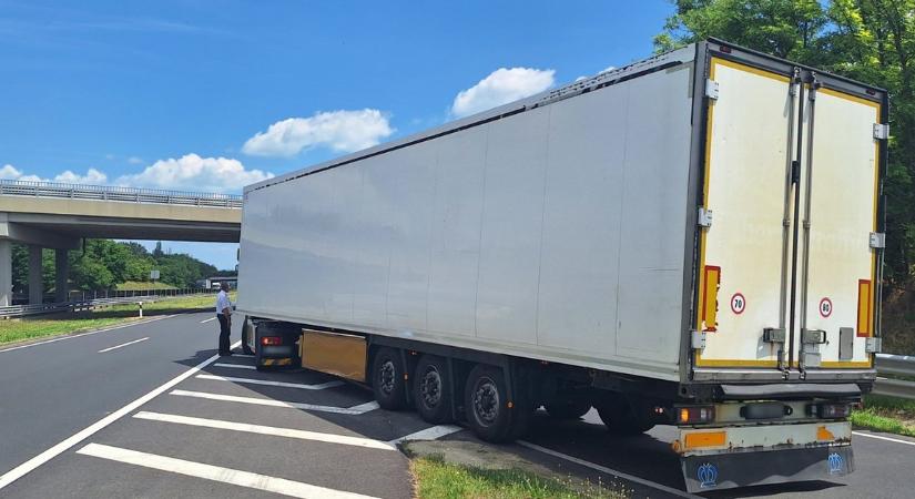 Az M7-es felhajtóján állt meg pihenni egy kamionos, azonnal intézkedni kellett – fotók