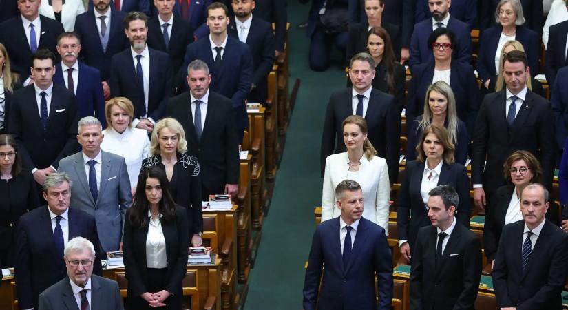 Újabb rendkívüli ülést hívtak össze a Parlamentben: Terítéken a Szuverenitásvédelmi Hivatal beszántása és az ügynökakták