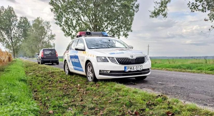 Villogó rendőrautó és roncs a 21-esen: itt vannak a fotók, kiderült, mi történt az éjjel