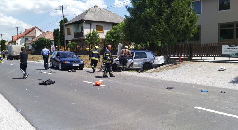 Feszítővágóval igyekeznek menteni az autóba szorult embert egy mónosbéli balesetnél