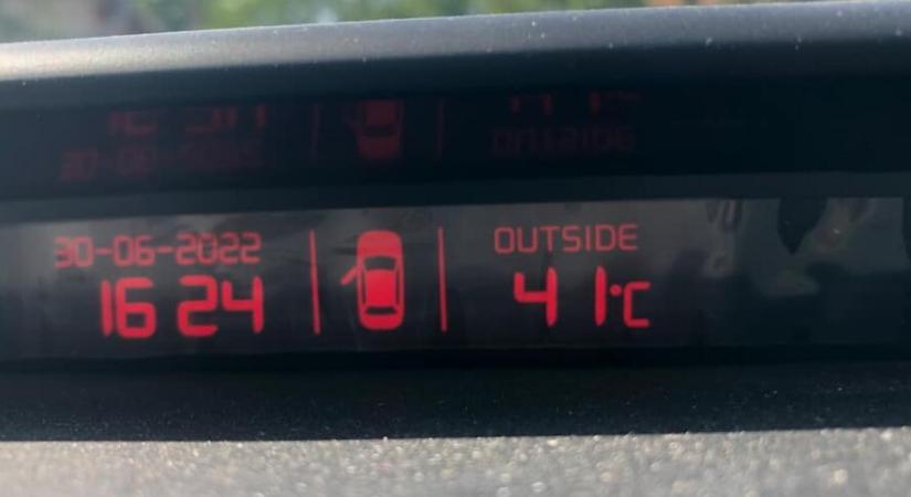 Tesztelték mivel védhető autónk a pokoli hőségben, egy módszer volt igazán hatékony