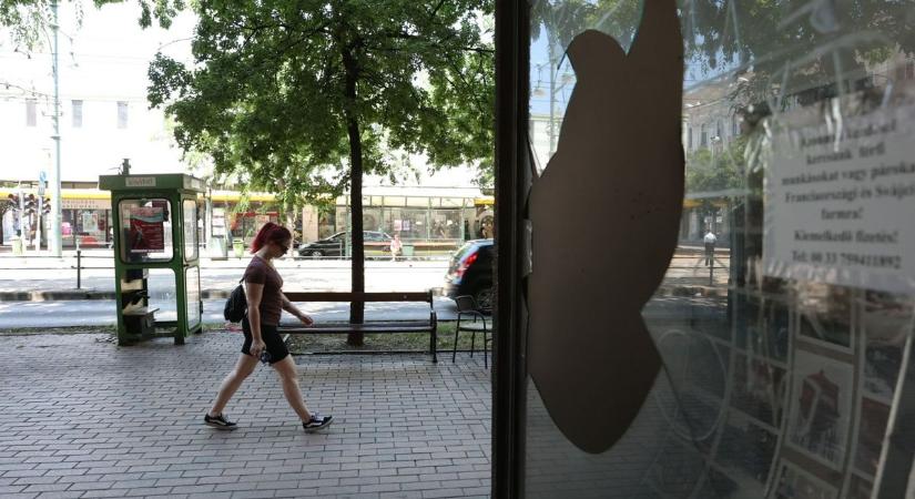 „Ez így nem maradhat” – betört üvegfelület borzolja a kedélyeket Szegeden