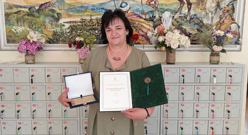Negyven éven át tanított, kitüntetésekkel köszönték meg Ildi tanár néni munkáját