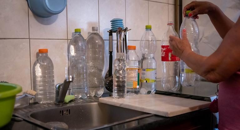 „A kritikus testrészeimet megmostam a lavórban” – több településen fogyóban a víz, kancsókban igyekeznek félretenni