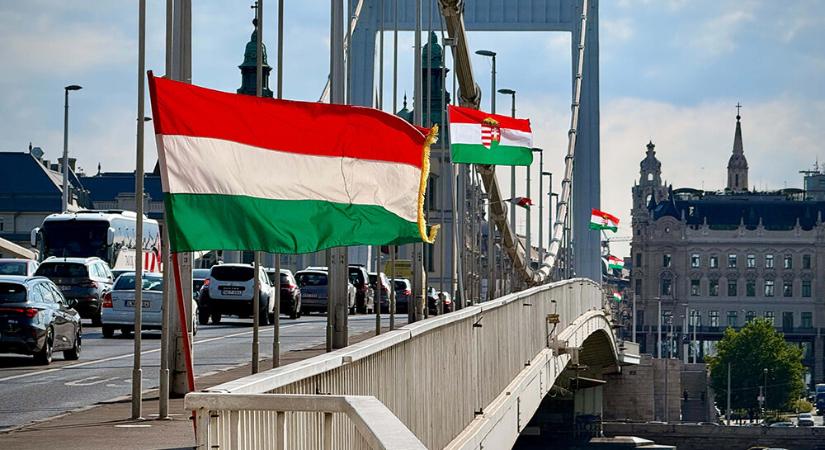 Magyar zászlókkal írták felül a Pride-akciót az Erzsébet hídon