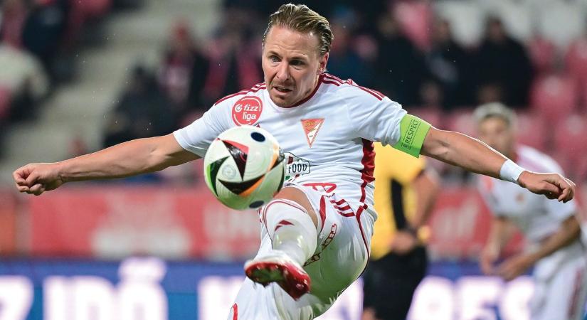 Dzsudzsák hosszabbított a DVSC-vel, 40 évesen is az NB1-ben játszik majd