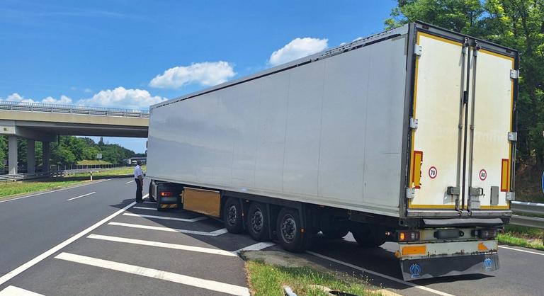 Megállt az M7-es autópályán pihenni egy kamionos, azonnal intézkednie kellett a rendőröknek
