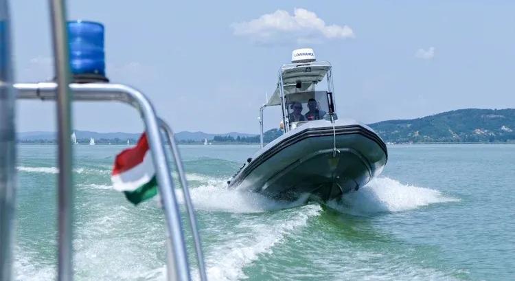 81 éves szörföst mentettek ki a Balatonból a vízirendőrök
