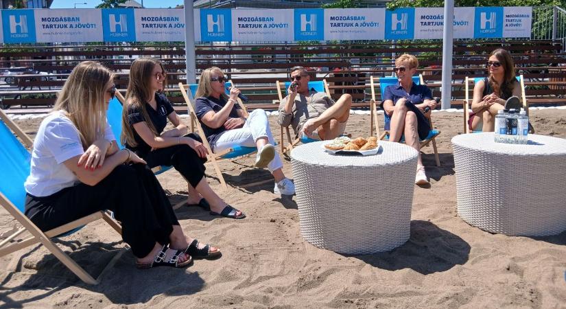 Ez újra látványos lesz: csütörtöktől vasárnapig a strandröplabdáé a főszerep Nyíregyháza szívében (videóval)
