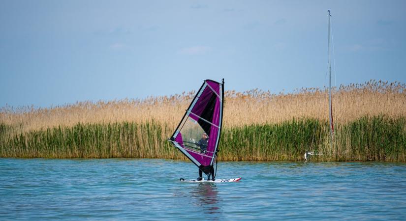 81 éves szörföst mentettek ki a Balatonból