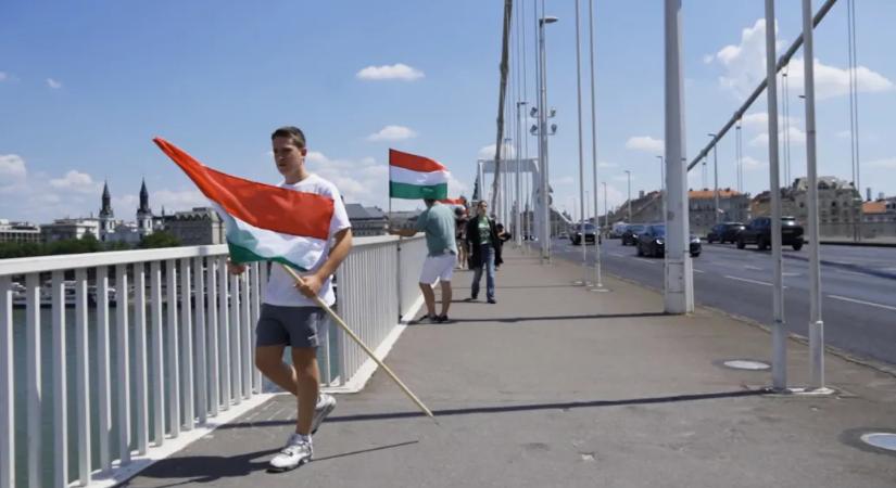 Folytatódik a zászló-ügy: magyar zászlókkal rakták tele a mi hazánkosok az Erzsébet hidat