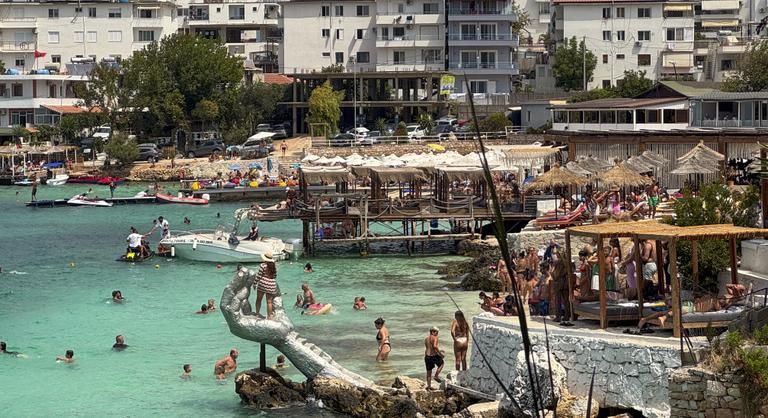 Elég volt a túlzsúfolt Barcelonából, most Albániáért őrül meg mindenki