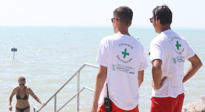 Teljesen kimerült a vízen a 81 éves szörfös, a rendőrök mentették ki a Balatonból