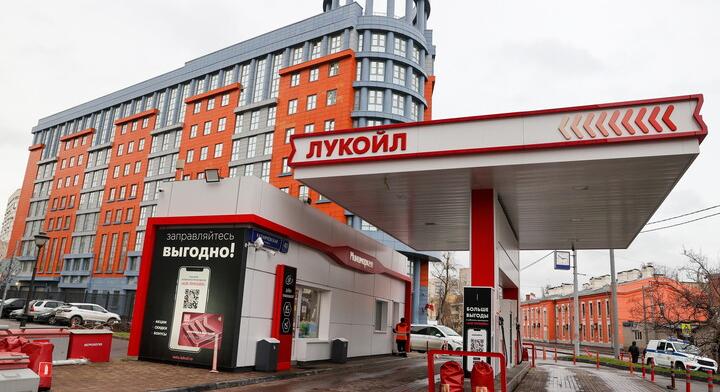 Két nagy termelő is felfüggesztette a működését, 25 százalékkal zuhant az orosz benzintermelés