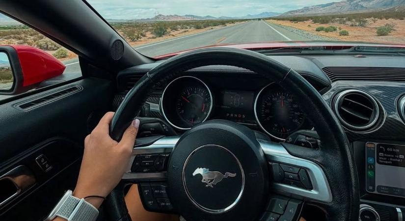 Jászapátiból Amerikába: tűzpiros Mustanggal vágott neki a nyugati partnak az influenszer