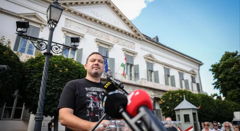 Mészáros Lőrinc inkább a hatvanpusztai zebrákat eteti, mint a Pesti Srácokat