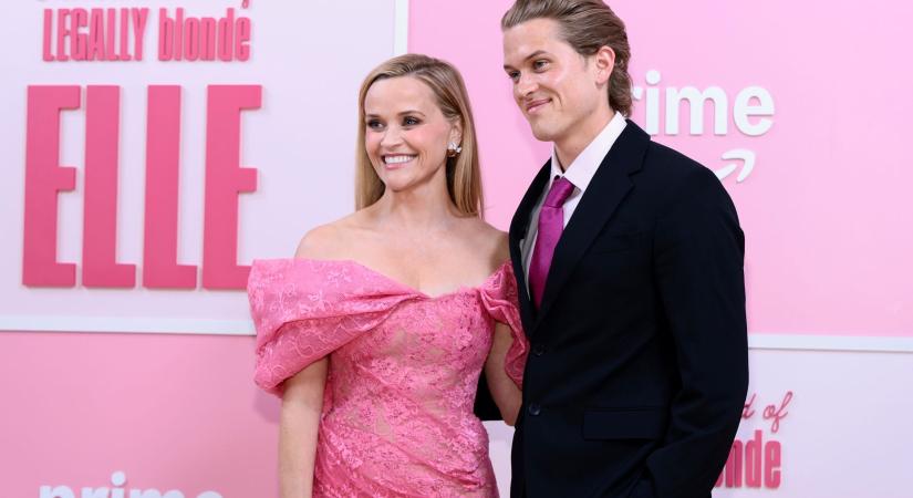 Reese Witherspoon jóképű fia már egy fejjel magasabb anyukájánál – a vörös szőnyegre kísérte el