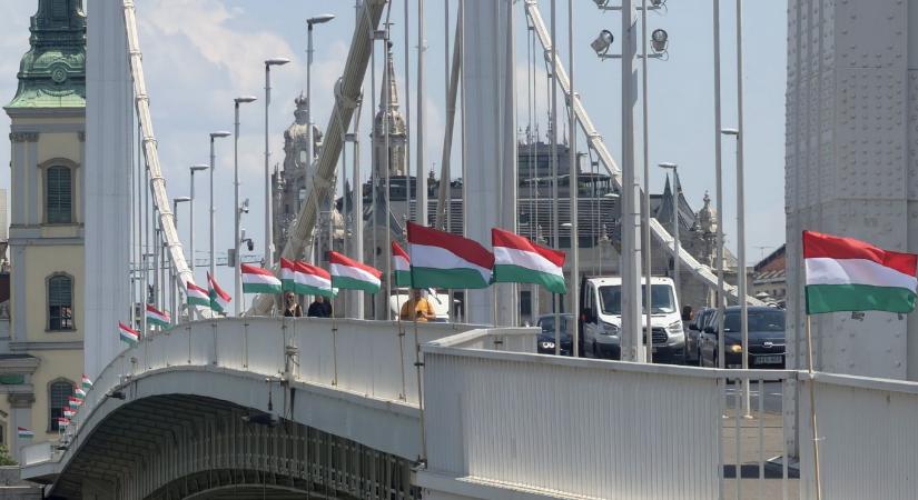 A Mi Hazánk magyar zászlókat tűzött ki az Erzsébet hídra, miután egy férfi a Dunába hajigálta onnan a szivárványosakat