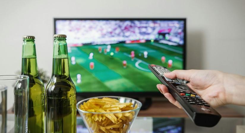 Nemcsak a villanyszámlán spórolhat: ezért érdemes éjszakára áramtalanítani az okostévét