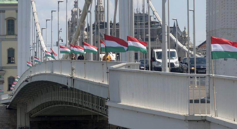 A Mi Hazánk magyar zászlókat tűzött ki az Erzsébet hídra