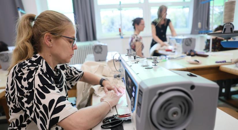 Tű, cérna és idegek: bélelt blézerrel bizonyították tudásukat a nyíregyházi divatszabók (fotók, videó)
