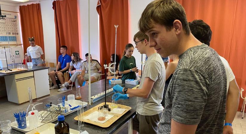 Az ország minden tájáról érkeztek iskolások a bajai campus különleges vízügyi gyakorlatára  fotók