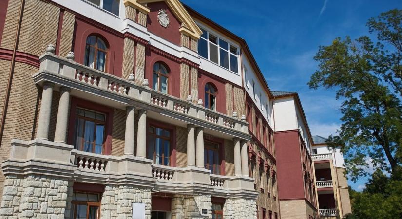 „Mikrobiológiai eltérések” miatt korlátozták az ivóvízhasználatot a nyíregyházi kórház több épületében