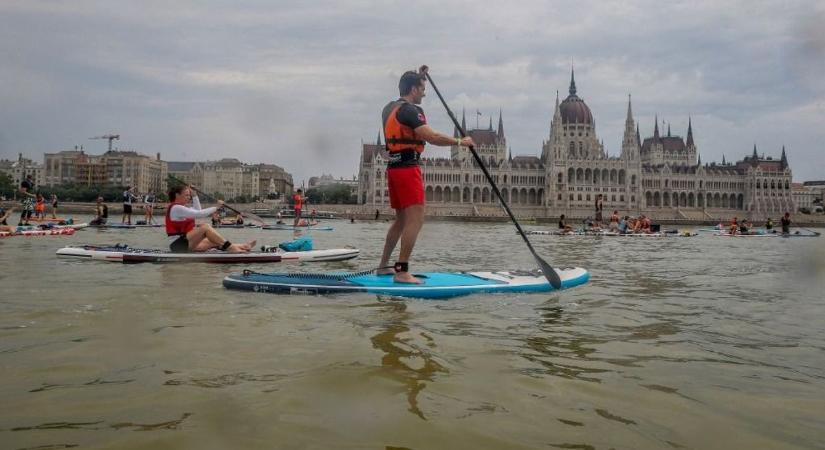 Még ilyet: SUP-osok lepik el a Dunát Budapesten