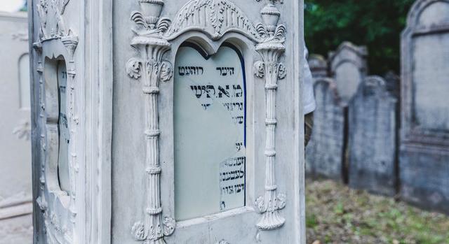 Restaurálták a tatai zsidó temető kerámia sírköveit