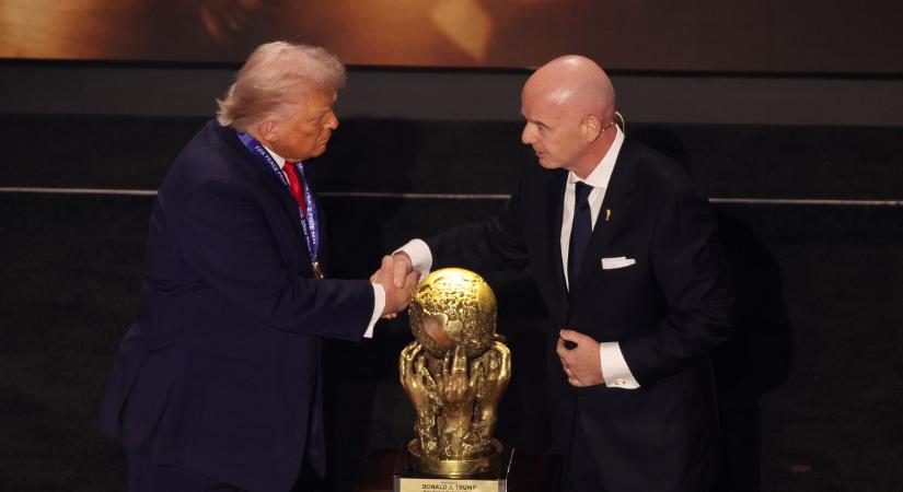Donald Trump adja át a világbajnoki trófeát