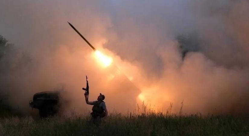 Sötétbe borult a város, lángokban áll az erőmű  videó