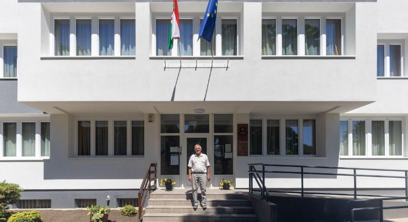 Rá sem ismerni az ácsi városházára: kívül-belül megújult a hivatal  fotó, videó