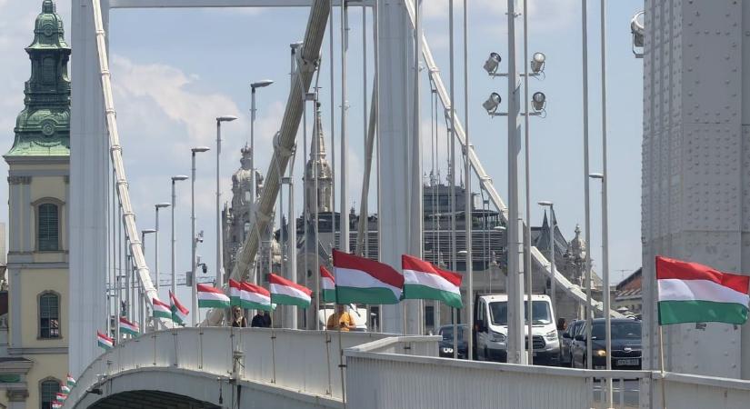 Novák Elődék magar zászlókkal rakták tele az Erzsébet hidat