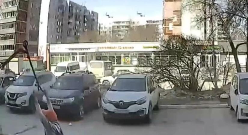 Hihetetlen: idős asszonyt vert fejbe a rollerével a bekattant srác!