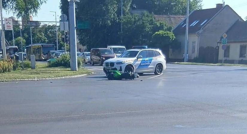 Baleset történt a forgalmas debreceni kereszteződésben, egy motoros az egyik érintett