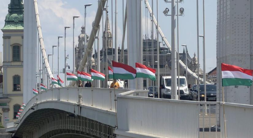 A Mi Hazánk magyar zászlókat rakott ki az Erzsébet hídra