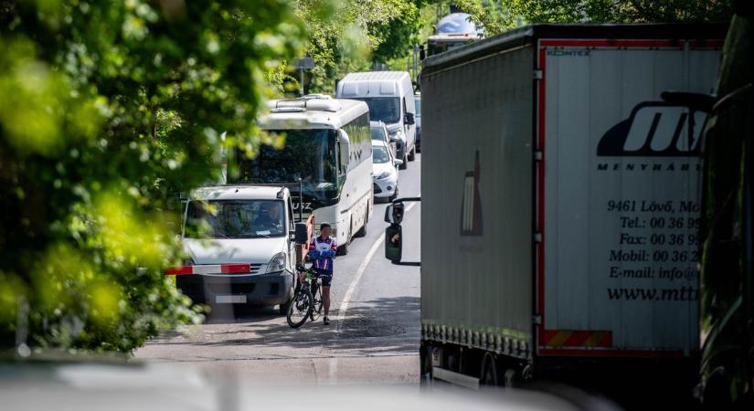 Napokra lezárják a Tata és Baj közötti vasúti átjárót térképen a kerülőút