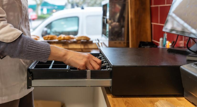 Hihetetlen! Ezzel az új trükkel loptak több százezer forintot egy érdi szupermarketből