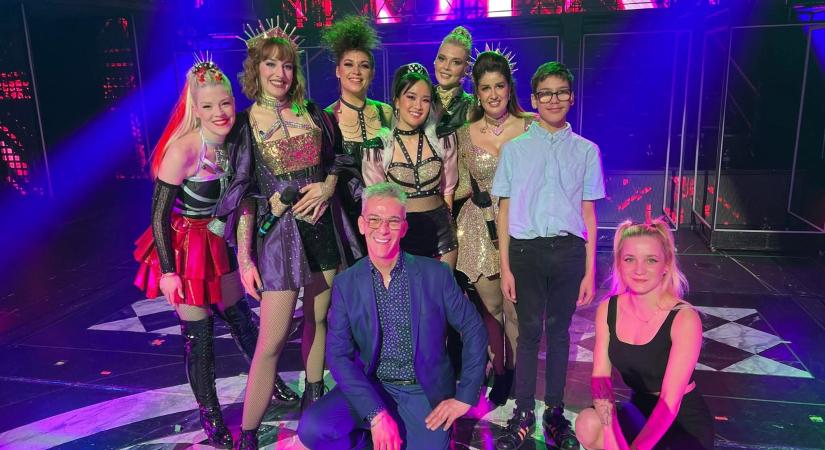 Szent őrültek: megtaláltuk a SIX musical legnagyobb magyarországi rajongóit - egy kisebb vagyont költöttek a jegyekre