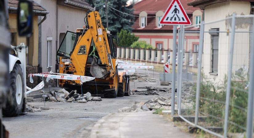Lezárták a Régi Cifrakapu utcát Egerben, már dolgoznak a munkagépek  Fotók