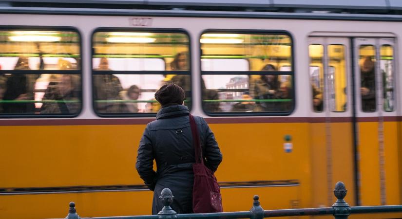 Sokkoló incidens a megállóban: villamos alá akartak lökni egy férfit Budapesten