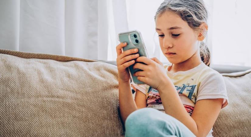 Elveheti a gyerekek látását a túl sok mobilozás: drámai mértékben nő a gyerekkori rövidlátók száma
