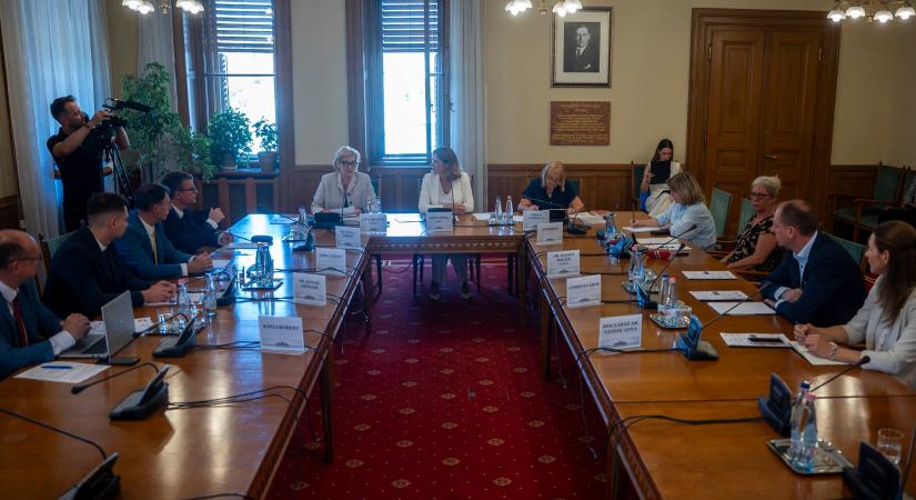 Megszavazták: felfüggesztik a pedagógus teljesítményértékelési rendszert