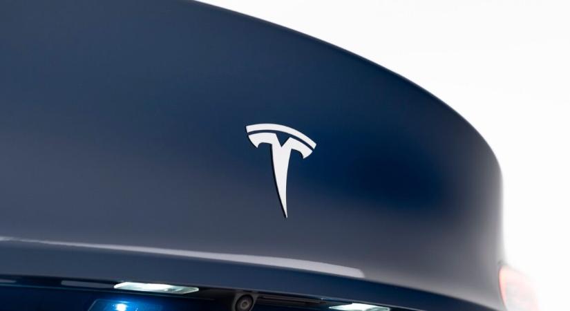 Játszótérre csapódott egy elszabadult Tesla az USA-ban