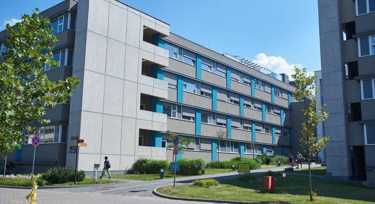 Riasztás a nyíregyházi kórházban: korlátozzák az ivóvízhasználatot több épületben