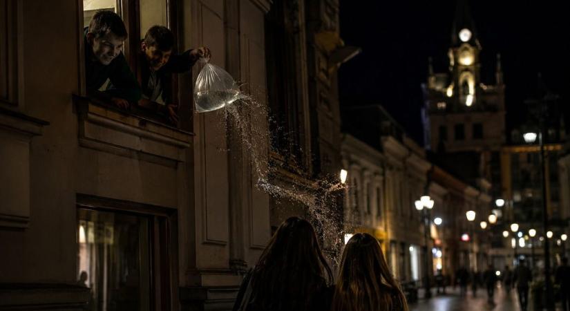 Biztos nagy poénnak tűnt odafentről: egy nejlonzacskónyi vizet dobtak a járókelőkre a Fő utcán egy lakásból