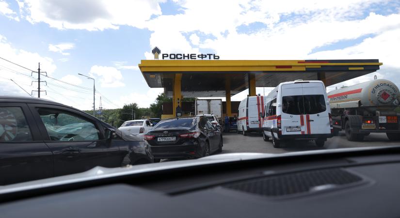 Megtörtént az elképzelhetetlen: Oroszország kezd teljesen kifogyni az üzemanyagból