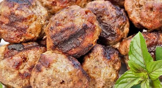 Marokkói fűszeres bárány húsgombóc - illatos nyárson, ragacsos fügemártással