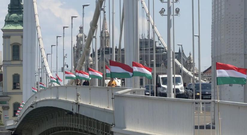 Novák Elődék magyar zászlókkal tűzdelték teli az Erzsébet hidat, miután egy férfi a Dunába dobálta a szivárványosokat
