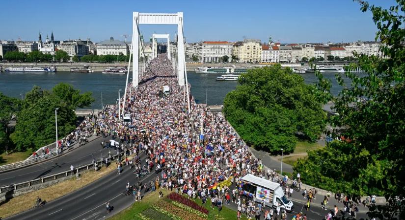 A szivárványos lobogók mellett magyar zászlók is díszítik majd az Erzsébet hidat a Mi Hazánk akciója után